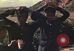 Standbild Vietcong gefangenen festgenommen und befragt von Südvietnam offi Tuy Hoà Süd Vietnam, 1962, aus Sekunde 46 historischem Filmmaterial Videoclip 65675039917