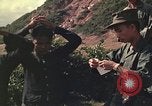 Standbild Vietcong gefangenen festgenommen und befragt von Südvietnam offi Tuy Hoà Süd Vietnam, 1962, aus Sekunde 55 historischem Filmmaterial Videoclip 65675039917