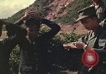 Standbild Vietcong gefangenen festgenommen und befragt von Südvietnam offi Tuy Hoà Süd Vietnam, 1962, aus Sekunde 56 historischem Filmmaterial Videoclip 65675039917