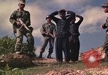 Standbild Vietcong gefangenen festgenommen und befragt von Südvietnam offi Tuy Hoà Süd Vietnam, 1962, aus Sekunde 58 historischem Filmmaterial Videoclip 65675039917