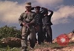 Standbild Vietcong gefangenen festgenommen und befragt von Südvietnam offi Tuy Hoà Süd Vietnam, 1962, aus Sekunde 60 historischem Filmmaterial Videoclip 65675039917
