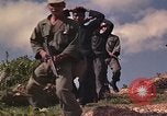 Standbild Vietcong gefangenen festgenommen und befragt von Südvietnam offi Tuy Hoà Süd Vietnam, 1962, aus Sekunde 61 historischem Filmmaterial Videoclip 65675039917