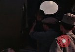 Image vietnamiens des femmes et enfants réfugiés Montagnards arrivent dans un Américain Tuy Hoa le Vietnam du Sud, 1962, de la seconde 3 séquences d'archives historiques vidéo 65675039918
