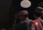 Image vietnamiens des femmes et enfants réfugiés Montagnards arrivent dans un Américain Tuy Hoa le Vietnam du Sud, 1962, de la seconde 4 séquences d'archives historiques vidéo 65675039918