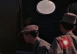 Image vietnamiens des femmes et enfants réfugiés Montagnards arrivent dans un Américain Tuy Hoa le Vietnam du Sud, 1962, de la seconde 5 séquences d'archives historiques vidéo 65675039918