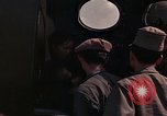 Image vietnamiens des femmes et enfants réfugiés Montagnards arrivent dans un Américain Tuy Hoa le Vietnam du Sud, 1962, de la seconde 6 séquences d'archives historiques vidéo 65675039918