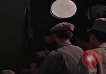 Image vietnamiens des femmes et enfants réfugiés Montagnards arrivent dans un Américain Tuy Hoa le Vietnam du Sud, 1962, de la seconde 7 séquences d'archives historiques vidéo 65675039918