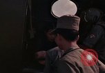 Image vietnamiens des femmes et enfants réfugiés Montagnards arrivent dans un Américain Tuy Hoa le Vietnam du Sud, 1962, de la seconde 8 séquences d'archives historiques vidéo 65675039918