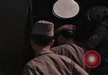 Image vietnamiens des femmes et enfants réfugiés Montagnards arrivent dans un Américain Tuy Hoa le Vietnam du Sud, 1962, de la seconde 9 séquences d'archives historiques vidéo 65675039918