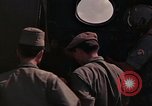 Image vietnamiens des femmes et enfants réfugiés Montagnards arrivent dans un Américain Tuy Hoa le Vietnam du Sud, 1962, de la seconde 10 séquences d'archives historiques vidéo 65675039918