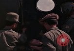 Image vietnamiens des femmes et enfants réfugiés Montagnards arrivent dans un Américain Tuy Hoa le Vietnam du Sud, 1962, de la seconde 11 séquences d'archives historiques vidéo 65675039918