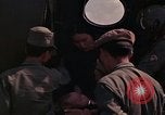 Image vietnamiens des femmes et enfants réfugiés Montagnards arrivent dans un Américain Tuy Hoa le Vietnam du Sud, 1962, de la seconde 12 séquences d'archives historiques vidéo 65675039918