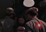 Image vietnamiens des femmes et enfants réfugiés Montagnards arrivent dans un Américain Tuy Hoa le Vietnam du Sud, 1962, de la seconde 13 séquences d'archives historiques vidéo 65675039918