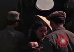 Image vietnamiens des femmes et enfants réfugiés Montagnards arrivent dans un Américain Tuy Hoa le Vietnam du Sud, 1962, de la seconde 14 séquences d'archives historiques vidéo 65675039918