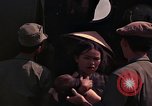 Image vietnamiens des femmes et enfants réfugiés Montagnards arrivent dans un Américain Tuy Hoa le Vietnam du Sud, 1962, de la seconde 15 séquences d'archives historiques vidéo 65675039918