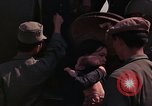 Image vietnamiens des femmes et enfants réfugiés Montagnards arrivent dans un Américain Tuy Hoa le Vietnam du Sud, 1962, de la seconde 16 séquences d'archives historiques vidéo 65675039918