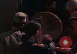 Image vietnamiens des femmes et enfants réfugiés Montagnards arrivent dans un Américain Tuy Hoa le Vietnam du Sud, 1962, de la seconde 17 séquences d'archives historiques vidéo 65675039918
