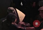 Image vietnamiens des femmes et enfants réfugiés Montagnards arrivent dans un Américain Tuy Hoa le Vietnam du Sud, 1962, de la seconde 18 séquences d'archives historiques vidéo 65675039918