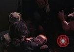 Image vietnamiens des femmes et enfants réfugiés Montagnards arrivent dans un Américain Tuy Hoa le Vietnam du Sud, 1962, de la seconde 19 séquences d'archives historiques vidéo 65675039918