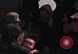 Image vietnamiens des femmes et enfants réfugiés Montagnards arrivent dans un Américain Tuy Hoa le Vietnam du Sud, 1962, de la seconde 20 séquences d'archives historiques vidéo 65675039918