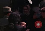 Image vietnamiens des femmes et enfants réfugiés Montagnards arrivent dans un Américain Tuy Hoa le Vietnam du Sud, 1962, de la seconde 21 séquences d'archives historiques vidéo 65675039918
