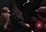 Image vietnamiens des femmes et enfants réfugiés Montagnards arrivent dans un Américain Tuy Hoa le Vietnam du Sud, 1962, de la seconde 23 séquences d'archives historiques vidéo 65675039918