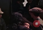 Image vietnamiens des femmes et enfants réfugiés Montagnards arrivent dans un Américain Tuy Hoa le Vietnam du Sud, 1962, de la seconde 25 séquences d'archives historiques vidéo 65675039918