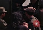Image vietnamiens des femmes et enfants réfugiés Montagnards arrivent dans un Américain Tuy Hoa le Vietnam du Sud, 1962, de la seconde 26 séquences d'archives historiques vidéo 65675039918