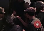 Image vietnamiens des femmes et enfants réfugiés Montagnards arrivent dans un Américain Tuy Hoa le Vietnam du Sud, 1962, de la seconde 27 séquences d'archives historiques vidéo 65675039918