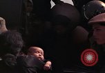 Image vietnamiens des femmes et enfants réfugiés Montagnards arrivent dans un Américain Tuy Hoa le Vietnam du Sud, 1962, de la seconde 29 séquences d'archives historiques vidéo 65675039918