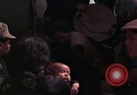 Image vietnamiens des femmes et enfants réfugiés Montagnards arrivent dans un Américain Tuy Hoa le Vietnam du Sud, 1962, de la seconde 30 séquences d'archives historiques vidéo 65675039918