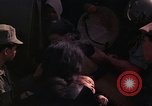 Image vietnamiens des femmes et enfants réfugiés Montagnards arrivent dans un Américain Tuy Hoa le Vietnam du Sud, 1962, de la seconde 31 séquences d'archives historiques vidéo 65675039918