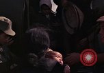 Image vietnamiens des femmes et enfants réfugiés Montagnards arrivent dans un Américain Tuy Hoa le Vietnam du Sud, 1962, de la seconde 32 séquences d'archives historiques vidéo 65675039918