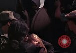 Image vietnamiens des femmes et enfants réfugiés Montagnards arrivent dans un Américain Tuy Hoa le Vietnam du Sud, 1962, de la seconde 33 séquences d'archives historiques vidéo 65675039918