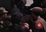 Image vietnamiens des femmes et enfants réfugiés Montagnards arrivent dans un Américain Tuy Hoa le Vietnam du Sud, 1962, de la seconde 34 séquences d'archives historiques vidéo 65675039918