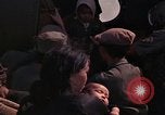 Image vietnamiens des femmes et enfants réfugiés Montagnards arrivent dans un Américain Tuy Hoa le Vietnam du Sud, 1962, de la seconde 35 séquences d'archives historiques vidéo 65675039918