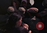 Image vietnamiens des femmes et enfants réfugiés Montagnards arrivent dans un Américain Tuy Hoa le Vietnam du Sud, 1962, de la seconde 36 séquences d'archives historiques vidéo 65675039918