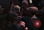 Image vietnamiens des femmes et enfants réfugiés Montagnards arrivent dans un Américain Tuy Hoa le Vietnam du Sud, 1962, de la seconde 37 séquences d'archives historiques vidéo 65675039918