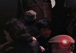 Image vietnamiens des femmes et enfants réfugiés Montagnards arrivent dans un Américain Tuy Hoa le Vietnam du Sud, 1962, de la seconde 39 séquences d'archives historiques vidéo 65675039918