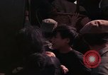 Image vietnamiens des femmes et enfants réfugiés Montagnards arrivent dans un Américain Tuy Hoa le Vietnam du Sud, 1962, de la seconde 40 séquences d'archives historiques vidéo 65675039918