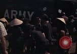 Image vietnamiens des femmes et enfants réfugiés Montagnards arrivent dans un Américain Tuy Hoa le Vietnam du Sud, 1962, de la seconde 41 séquences d'archives historiques vidéo 65675039918