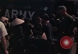 Image vietnamiens des femmes et enfants réfugiés Montagnards arrivent dans un Américain Tuy Hoa le Vietnam du Sud, 1962, de la seconde 42 séquences d'archives historiques vidéo 65675039918
