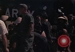 Image vietnamiens des femmes et enfants réfugiés Montagnards arrivent dans un Américain Tuy Hoa le Vietnam du Sud, 1962, de la seconde 43 séquences d'archives historiques vidéo 65675039918