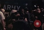 Image vietnamiens des femmes et enfants réfugiés Montagnards arrivent dans un Américain Tuy Hoa le Vietnam du Sud, 1962, de la seconde 44 séquences d'archives historiques vidéo 65675039918