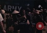 Image vietnamiens des femmes et enfants réfugiés Montagnards arrivent dans un Américain Tuy Hoa le Vietnam du Sud, 1962, de la seconde 45 séquences d'archives historiques vidéo 65675039918