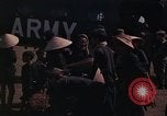 Image vietnamiens des femmes et enfants réfugiés Montagnards arrivent dans un Américain Tuy Hoa le Vietnam du Sud, 1962, de la seconde 46 séquences d'archives historiques vidéo 65675039918