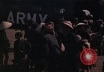 Image vietnamiens des femmes et enfants réfugiés Montagnards arrivent dans un Américain Tuy Hoa le Vietnam du Sud, 1962, de la seconde 47 séquences d'archives historiques vidéo 65675039918