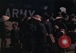 Image vietnamiens des femmes et enfants réfugiés Montagnards arrivent dans un Américain Tuy Hoa le Vietnam du Sud, 1962, de la seconde 48 séquences d'archives historiques vidéo 65675039918