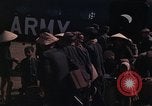 Image vietnamiens des femmes et enfants réfugiés Montagnards arrivent dans un Américain Tuy Hoa le Vietnam du Sud, 1962, de la seconde 49 séquences d'archives historiques vidéo 65675039918