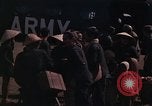 Image vietnamiens des femmes et enfants réfugiés Montagnards arrivent dans un Américain Tuy Hoa le Vietnam du Sud, 1962, de la seconde 50 séquences d'archives historiques vidéo 65675039918
